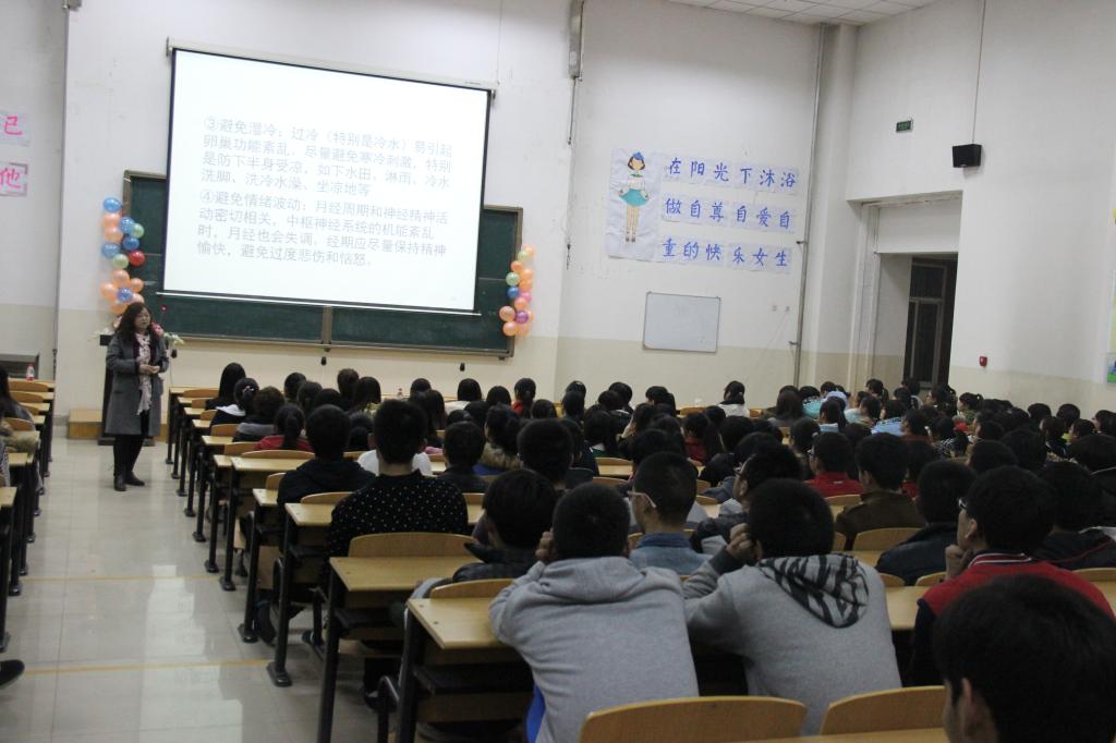 同学们认真聆听